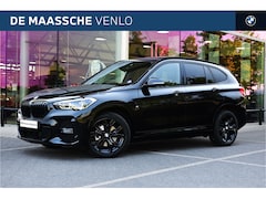 BMW X1 - sDrive18i High Executive M Sport Automaat / Panoramadak / Sportstoelen / Achteruitrijcamer