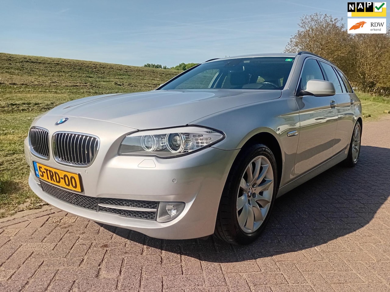 BMW 5-serie Touring - 523i High Executive Panorama 5 x stoelverw. Leer Lane Assist Adaptive Cruise - AutoWereld.nl