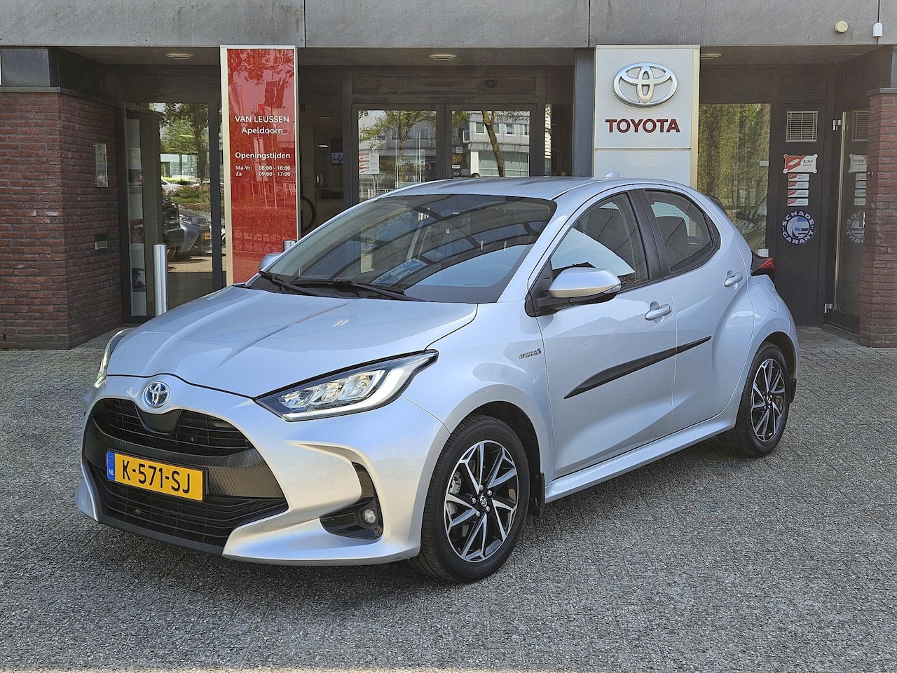 Toyota Yaris - 1.5 Hybrid DYNAMIC KEYLESS LED APPLE/ANDROID 16'' LM-VELGEN AD-CRUISE CAMERA BLUETOOTH CLI - AutoWereld.nl