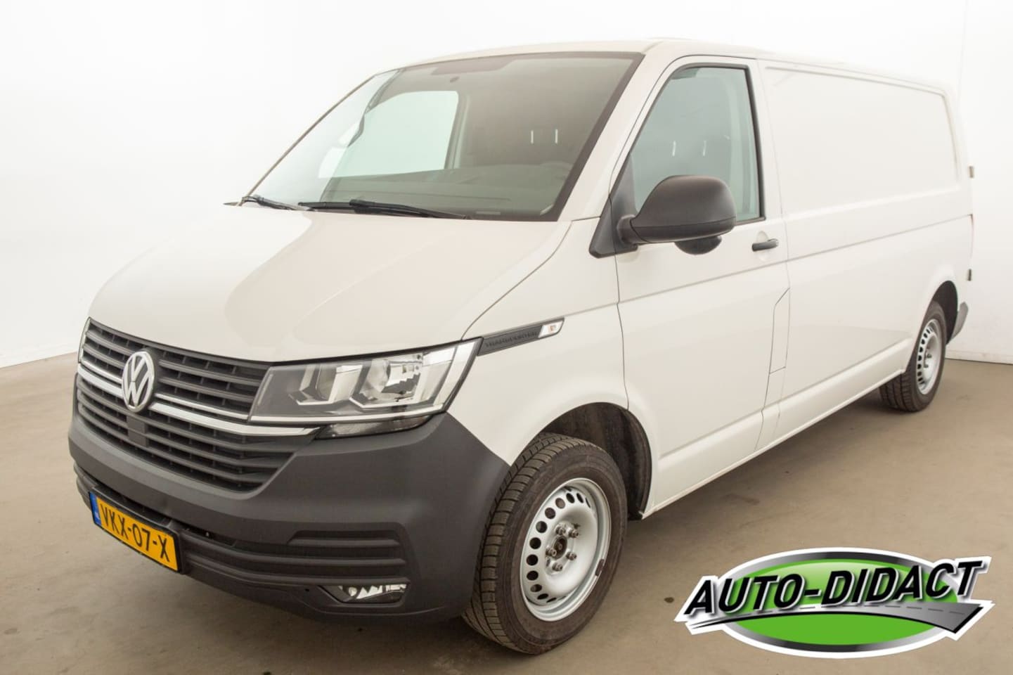 Volkswagen Transporter - 2.0 TDI L2H1 28 2.0 TDI L2H1 28 Airco - AutoWereld.nl