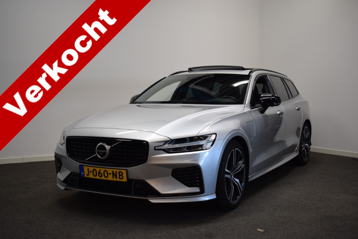 Volvo V60 - 2.0 T6 340pk AUT8 Recharge AWD R-Design/ Trekhaak 2000kg/ Sunroof/ Head-Up/ 360 Camera/ Bo - AutoWereld.nl