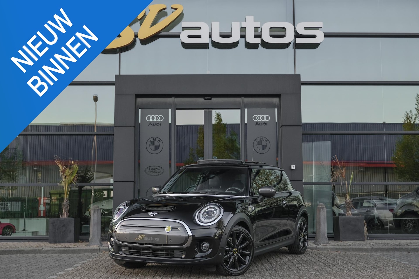 MINI Mini-Electric - Cooper SE 184pk 33 kWh Panoramadak Head-up *BTW* Leder Camera NLauto 17" LMV - AutoWereld.nl