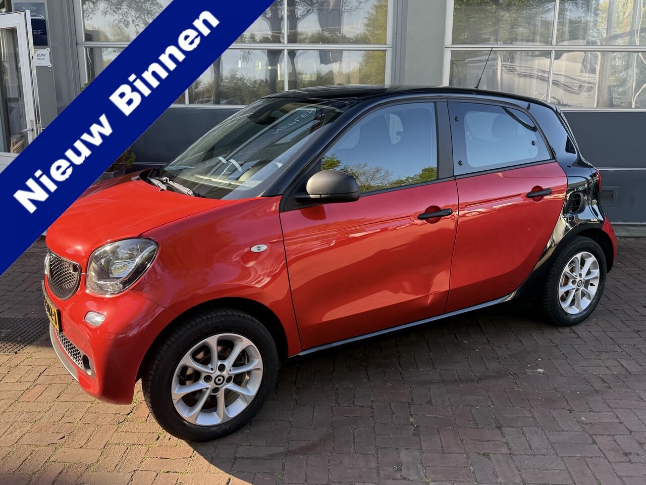 Smart Forfour - 1.0 Business Solution bj 2018 km 42.000 Airco,14Inch,Cv,Radio/cd - AutoWereld.nl