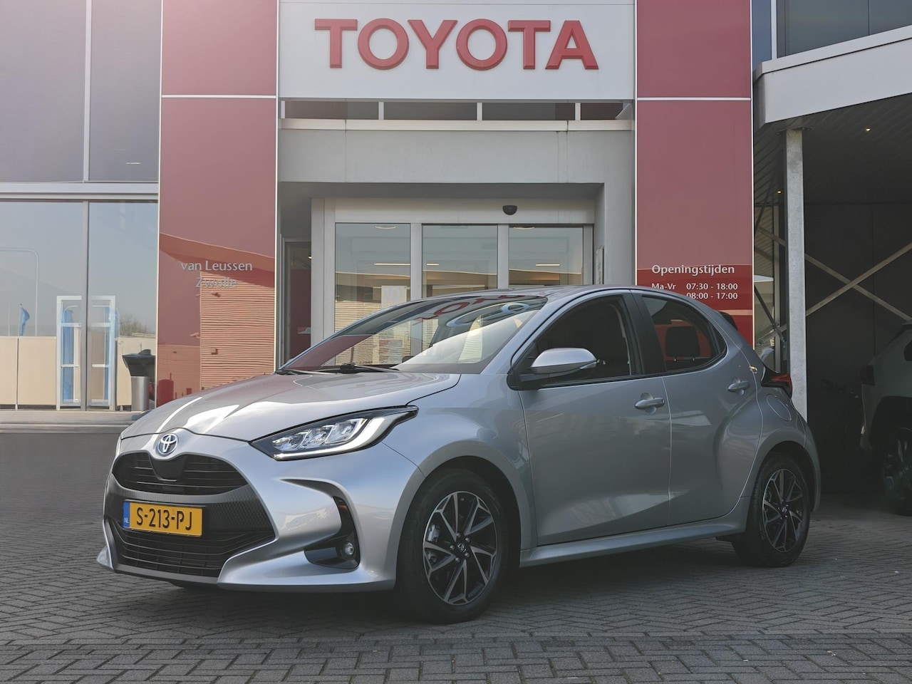 Toyota Yaris - 1.5 HYBRID DYNAMIC APPLE/ANDROID KEYLESS 16"LM-VELGEN LED-PAKKET NL-AUTO - AutoWereld.nl
