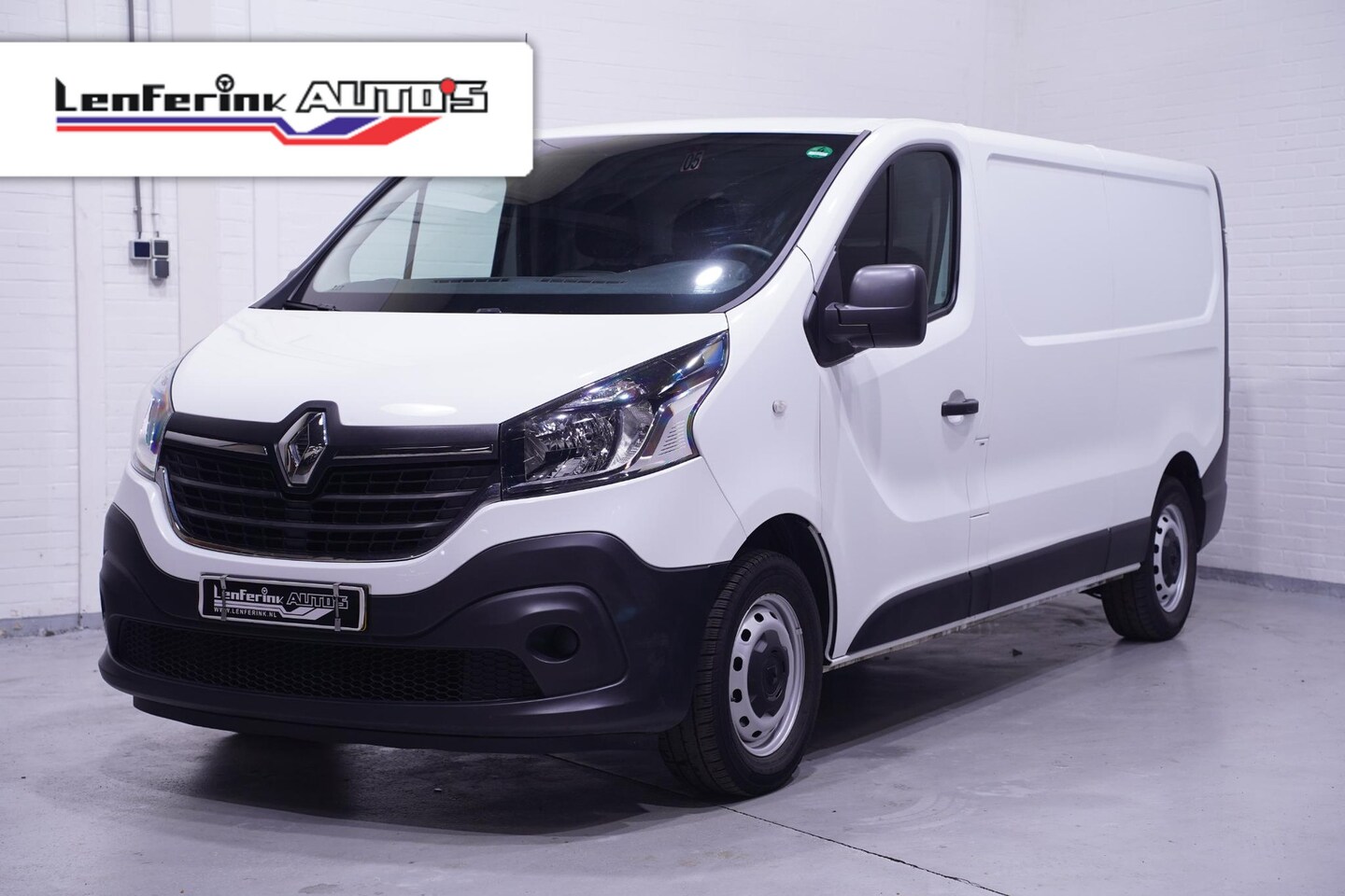 Renault Trafic - 2.0 dCi 120 pk L2H1 Airco, Laadruimte Pakket PDC achter, 3-Zits - AutoWereld.nl