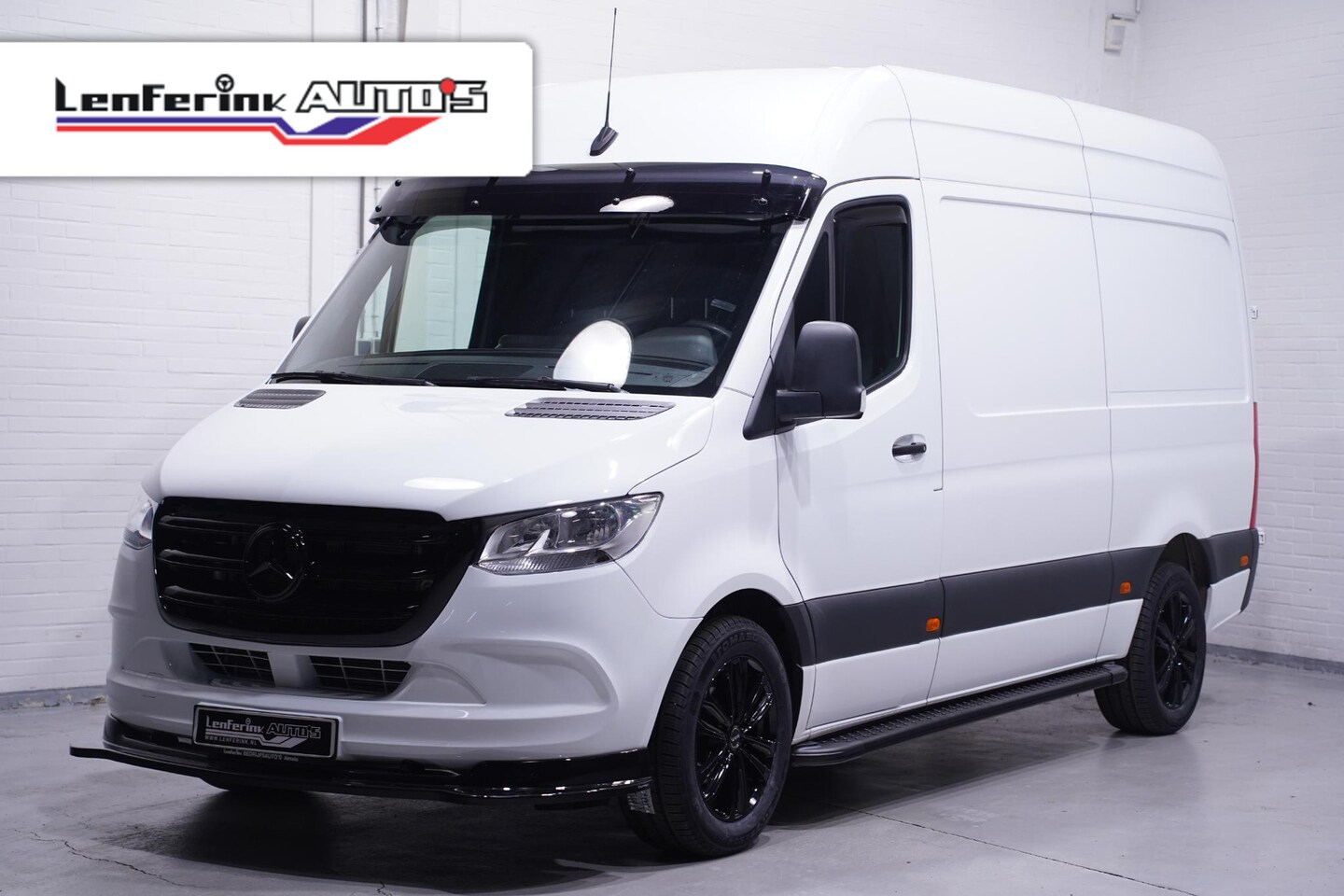 Mercedes-Benz Sprinter - 319 CDI V6 190 pk Black&White Edition Aut. L2H2 Camera, 18" LMV, Apple Carplay, Laadruimte - AutoWereld.nl