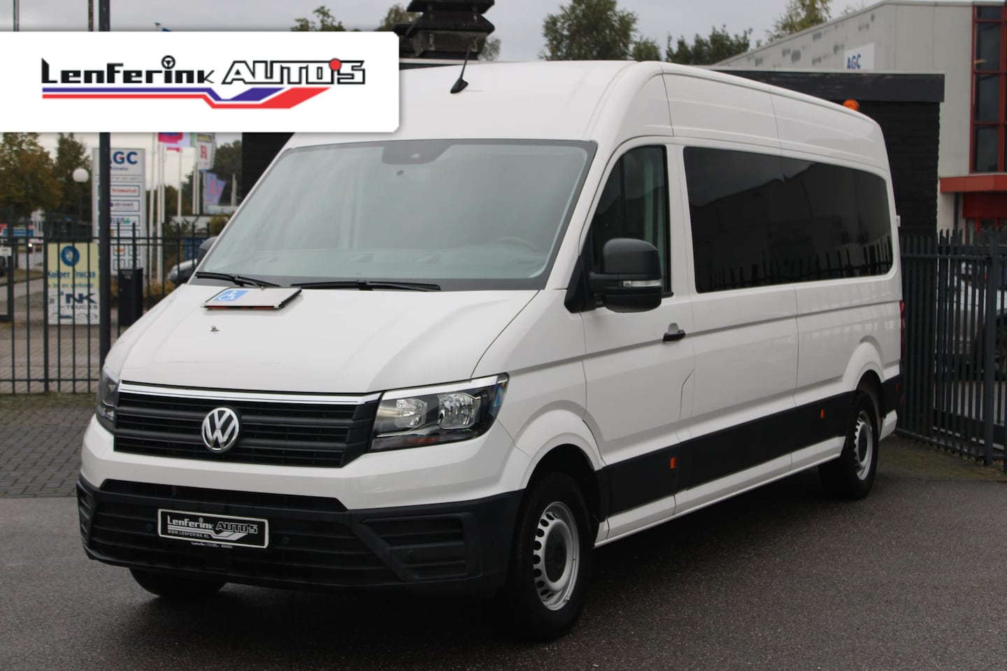 Volkswagen Crafter - 2.0 TDI 140 pk L4H3 Rolstoelbus 9 Zitplaatsen Airco, Camera, Apple Carplay, Prijs is Incl. - AutoWereld.nl