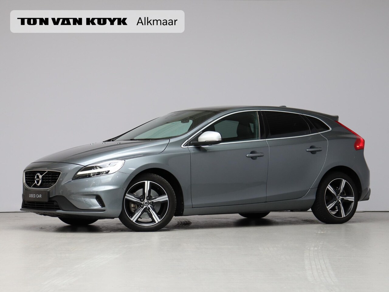 Volvo V40 - T3 Polar+ Sport R-Design / Standkachel / Pan. dak / Harman Kardon / Stoelverwarming / Park - AutoWereld.nl