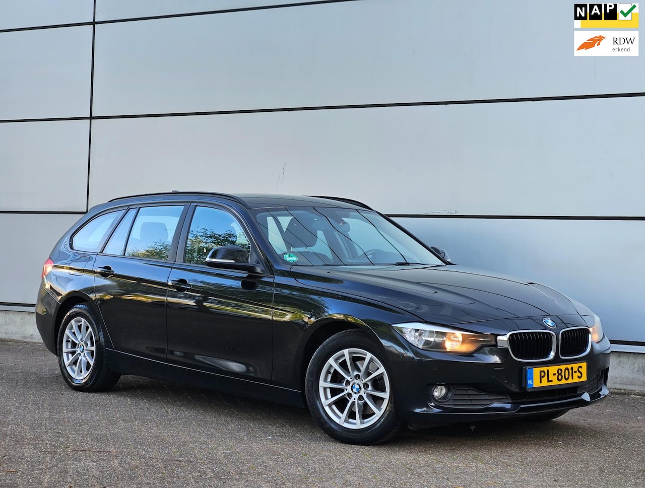 BMW 3-serie Touring - 318d High Executive 1e Eignr |Leder |Navi |Start/Stop |Cruise |Lmv |Nap |Boekjes - AutoWereld.nl