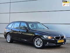 BMW 3-serie Touring - 318d High Executive 1e Eignr |Leder |Navi |Start/Stop |Cruise |Lmv |Nap |Boekjes