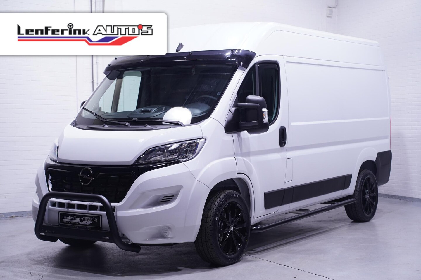 Opel Movano - 2.2D 140 pk L2H2 White&Black Edition Navi 18" LMV, Bullbar + Sidebars Zwart, Camera, Apple - AutoWereld.nl