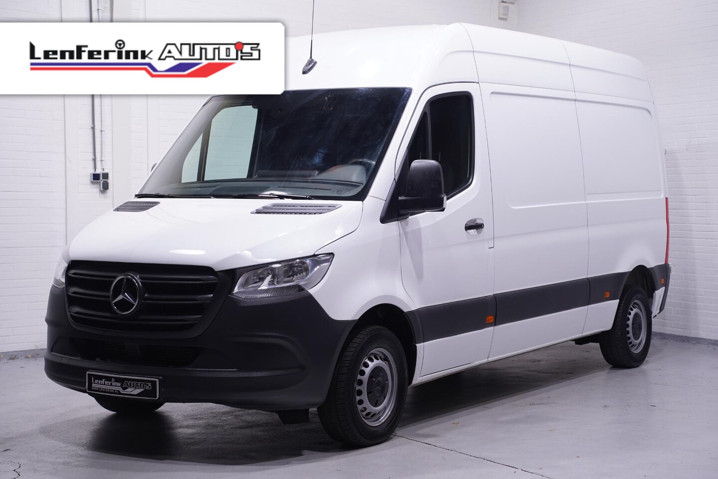 Mercedes-Benz Sprinter - 211 CDI 114 pk L2H2 Laadruimte Pakket, Trekhaak 3-Zits, Slechts 53 dkm - AutoWereld.nl