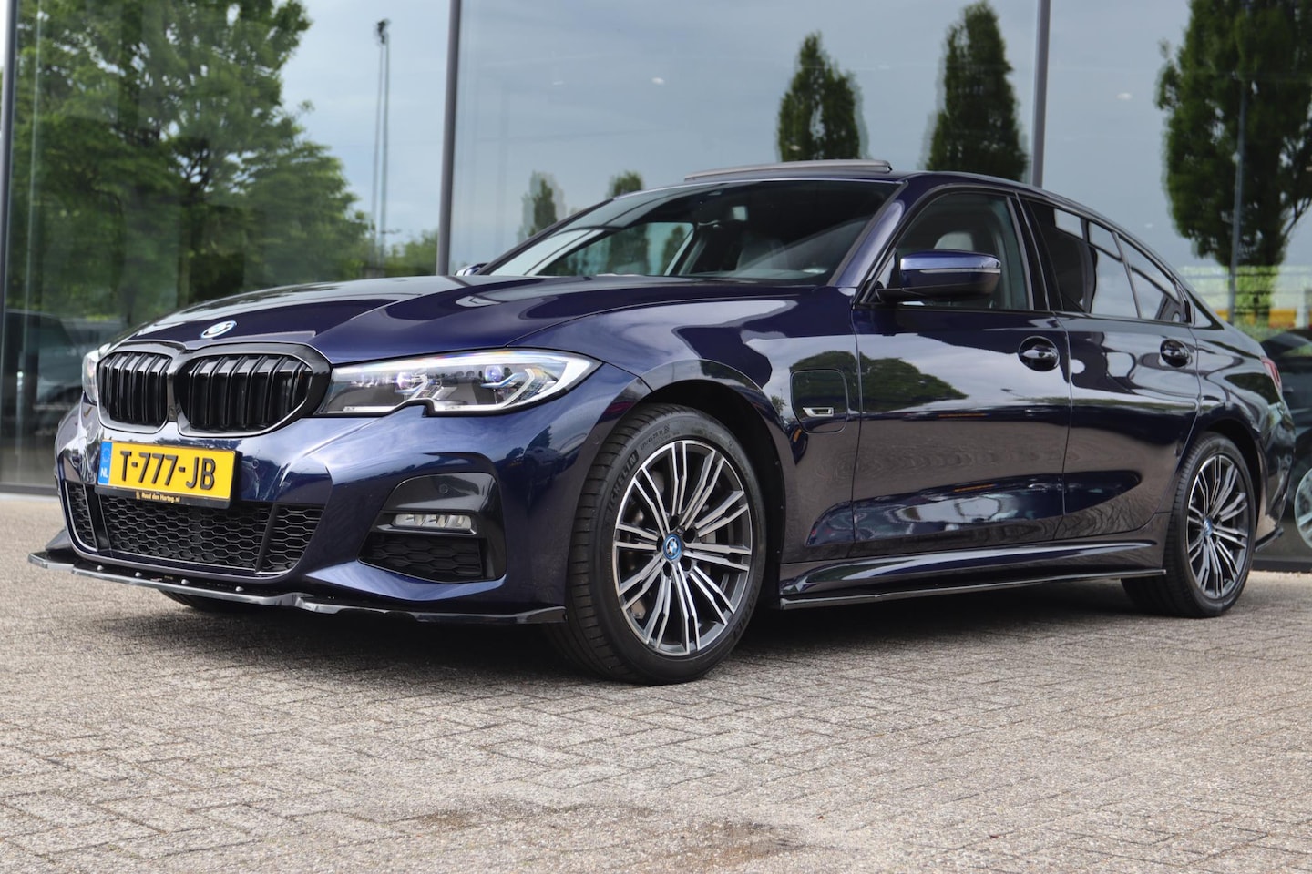 BMW 3-serie - 330E BUSINESS ED. PLUS M-SPORT MAXTON SPORTPAKKET | PANO | CARPLAY | LEDER | HUD | VIRT. C - AutoWereld.nl