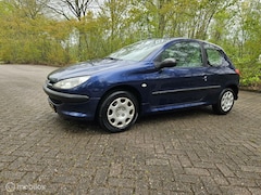 Peugeot 206 - 1.1 Pop' Art lage km stand met NAP