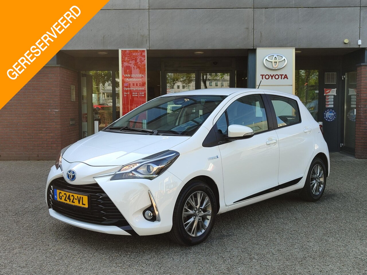Toyota Yaris - 1.5 Hybrid DESIGN STOELVERW NAVI CLIMA CAMERA CRUISE BLUETOOTH 15'' LM-VELGEN - AutoWereld.nl