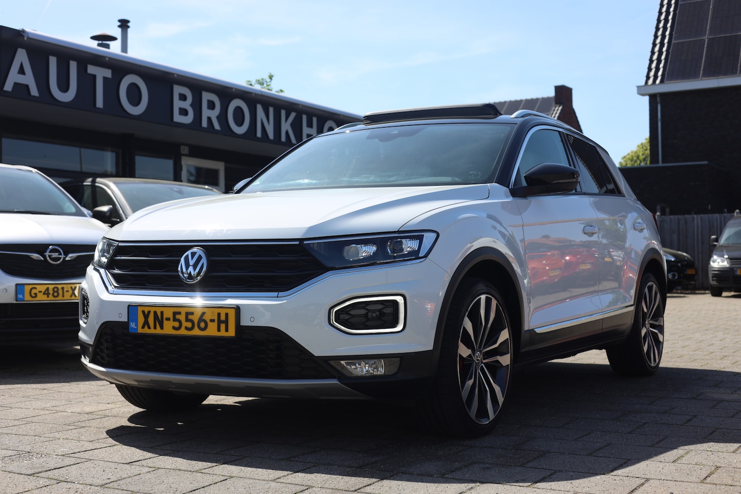 Volkswagen T-Roc - 2.0 TSI 4MOTION | SPORT | PANO | LEDER | CAMERA - AutoWereld.nl