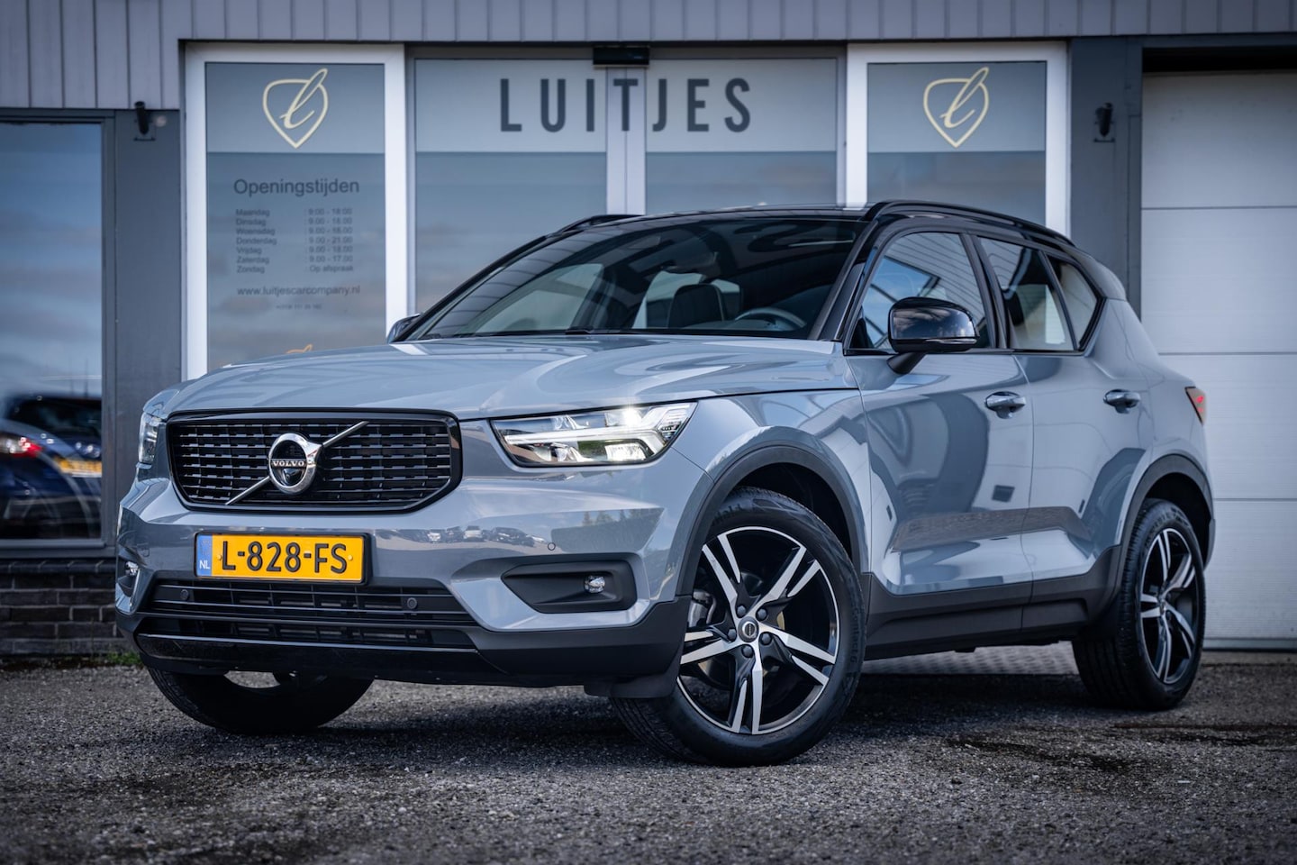 Volvo XC40 - 1.5 T3 R-Design I Pano-dak I Trekhaak I Harman/Kardon I 360° I NL-auto I Dealer-onderhoude - AutoWereld.nl