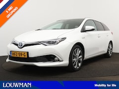 Toyota Auris Touring Sports - 1.8 Hybrid Executive | Navigatie | Voorstoelen verwarmd | Panoramadak | 17 inch LM Velgen