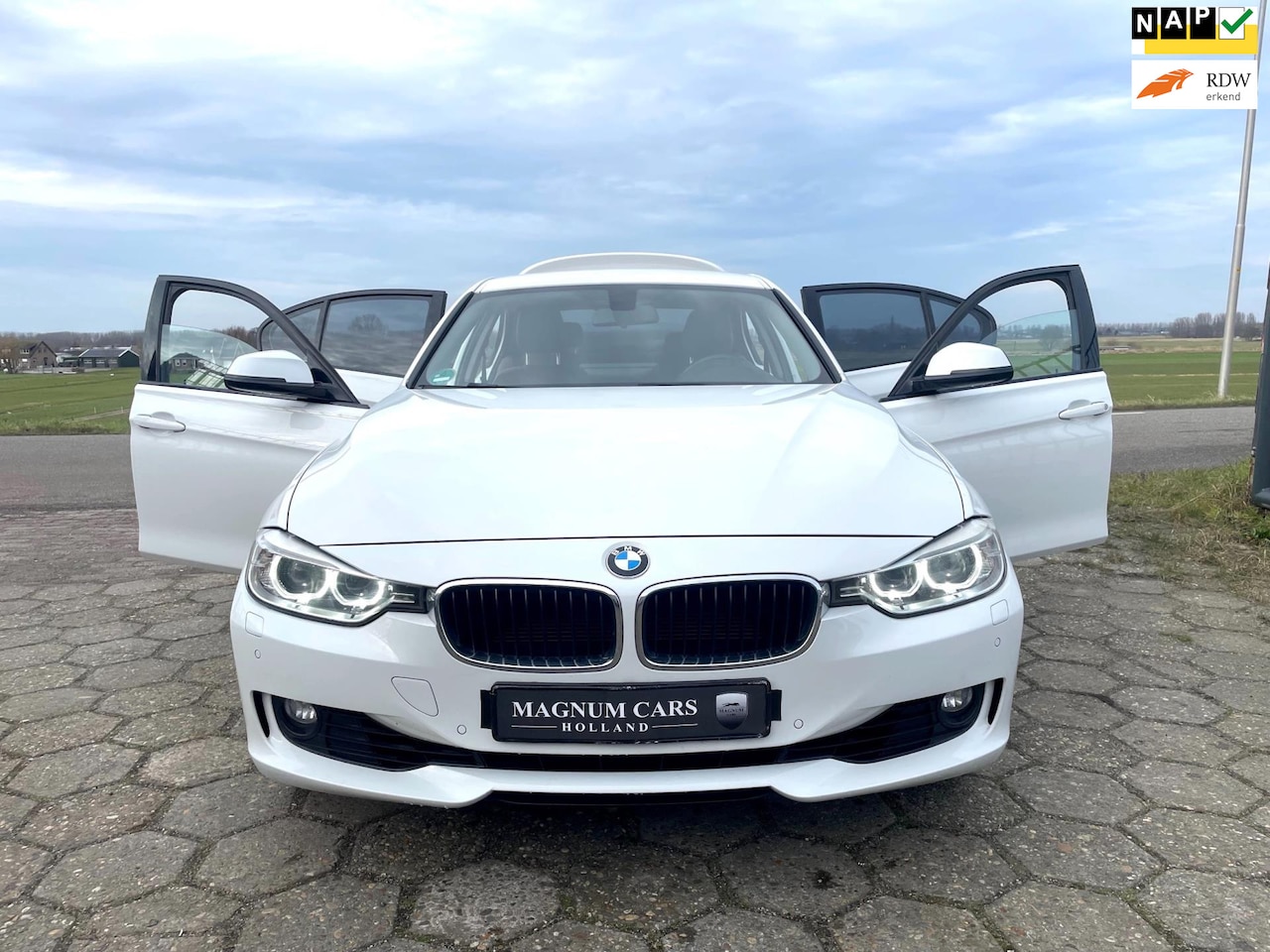 BMW 3-serie - 320i Executive NAP Automaat, Xenon, full leder, Navi Scherm, Airco, Velgen, Parkeersensore - AutoWereld.nl