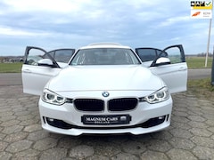 BMW 3-serie - 320i Executive NAP AUTOMAAT / XENON / FULL LEDER / NAVI SCHERM / AIRCO / VELGEN / PARKEERS