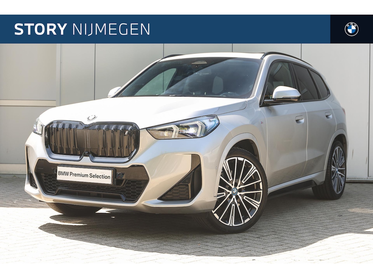 BMW iX1 - xDrive30 High Executive M Sport / Panoramadak / Sportstoelen / Adaptieve LED / Adaptief M - AutoWereld.nl