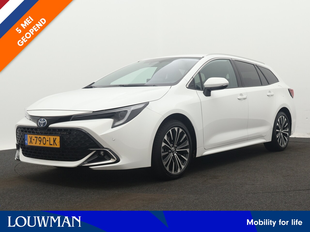 Toyota Corolla Touring Sports - 1.8 Hybrid First Edition | LED | Parkeersensoren | Elektrische achterklep | - AutoWereld.nl