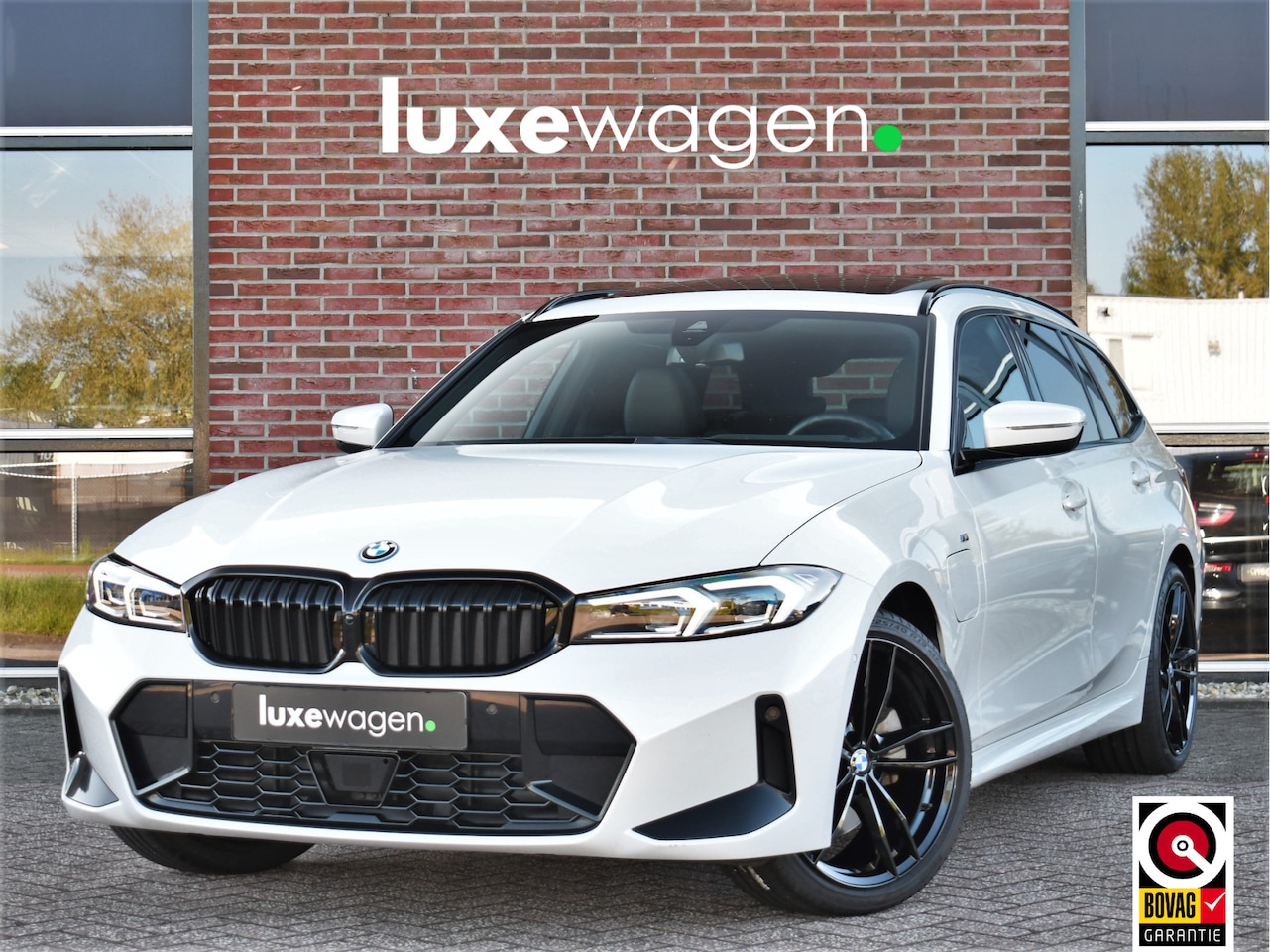 BMW 3-serie Touring - 330e M-Sport Pano ACC Trekh HUD El-zetel 19inch Adp-onderstel - AutoWereld.nl