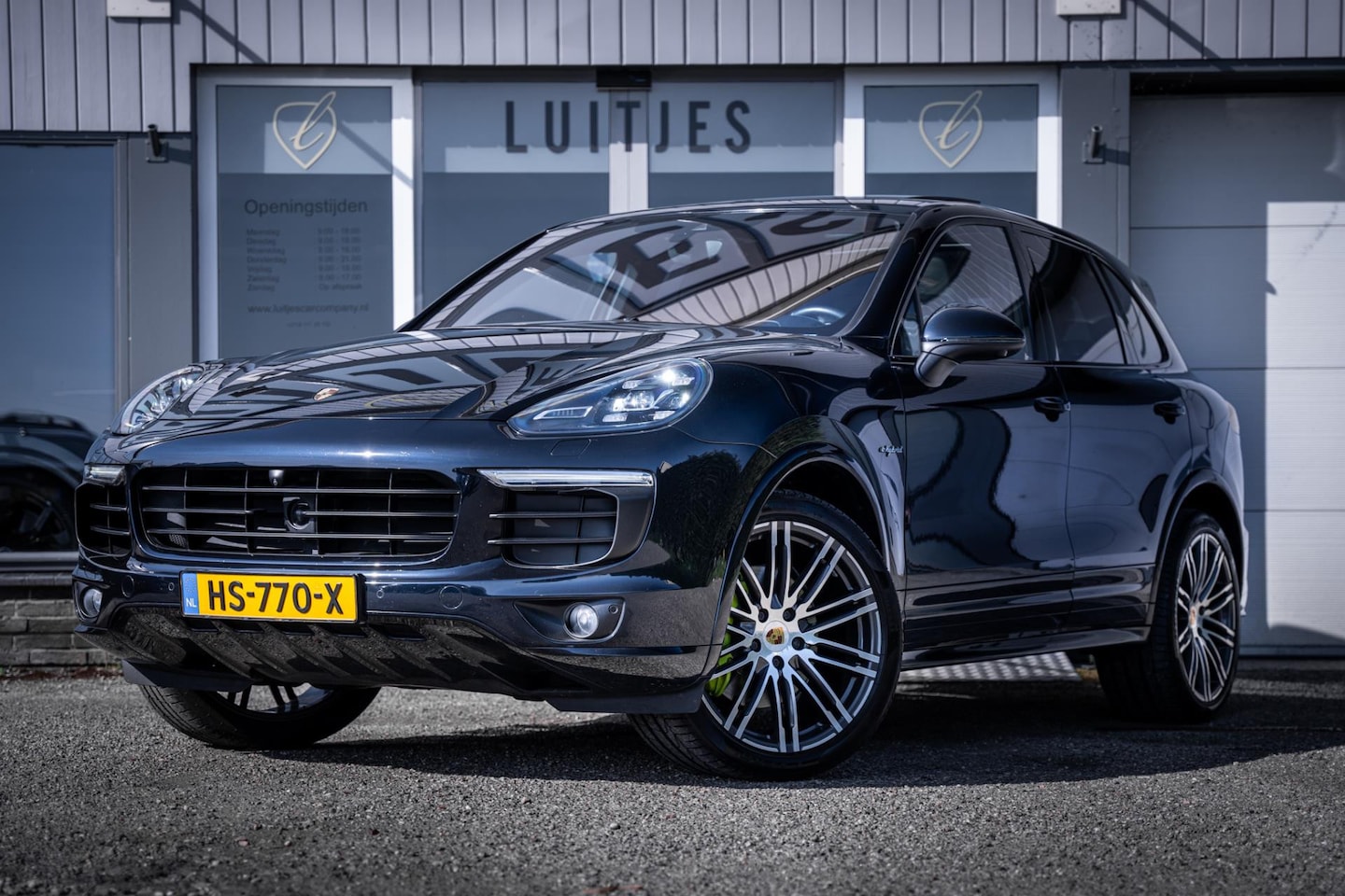 Porsche Cayenne - 3.0 S E-Hybrid Vol-opties I Sportchrono I Pano-dak I 360° I Stoelkoeling I BOSE I Trekhaak - AutoWereld.nl