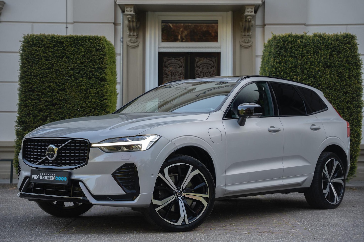Volvo XC60 - 2.0 T8 Plug-in hybrid AWD R-Design TREKHAAK | PANO | 360 CAM | H&K | HUD | MEMORY - AutoWereld.nl