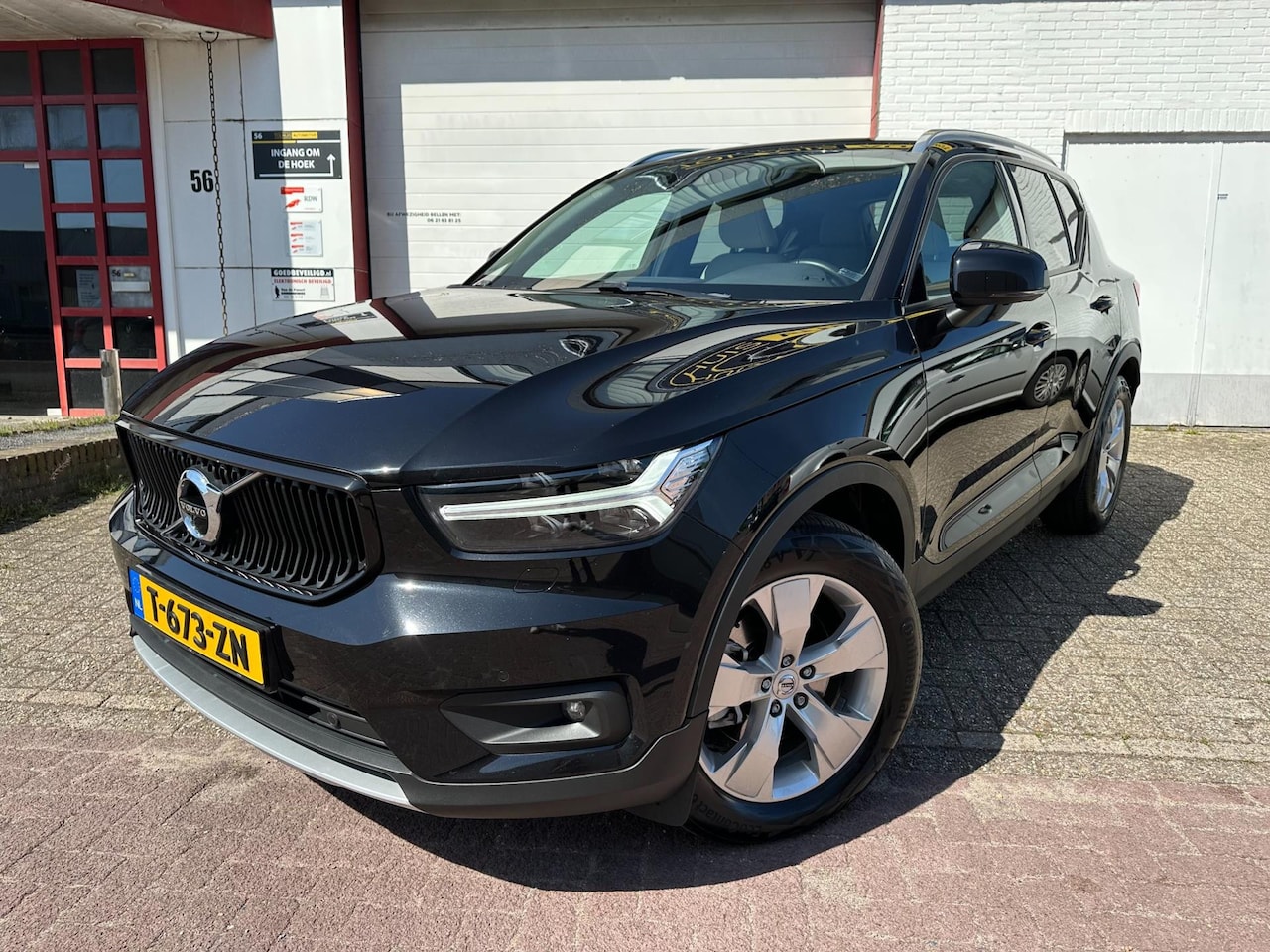 Volvo XC40 - 2.0 T4 AWD 190PK AUT |KEYLESS | WIT LEDER |LUXE|360 CAM|SCANDINAVIAN| - AutoWereld.nl