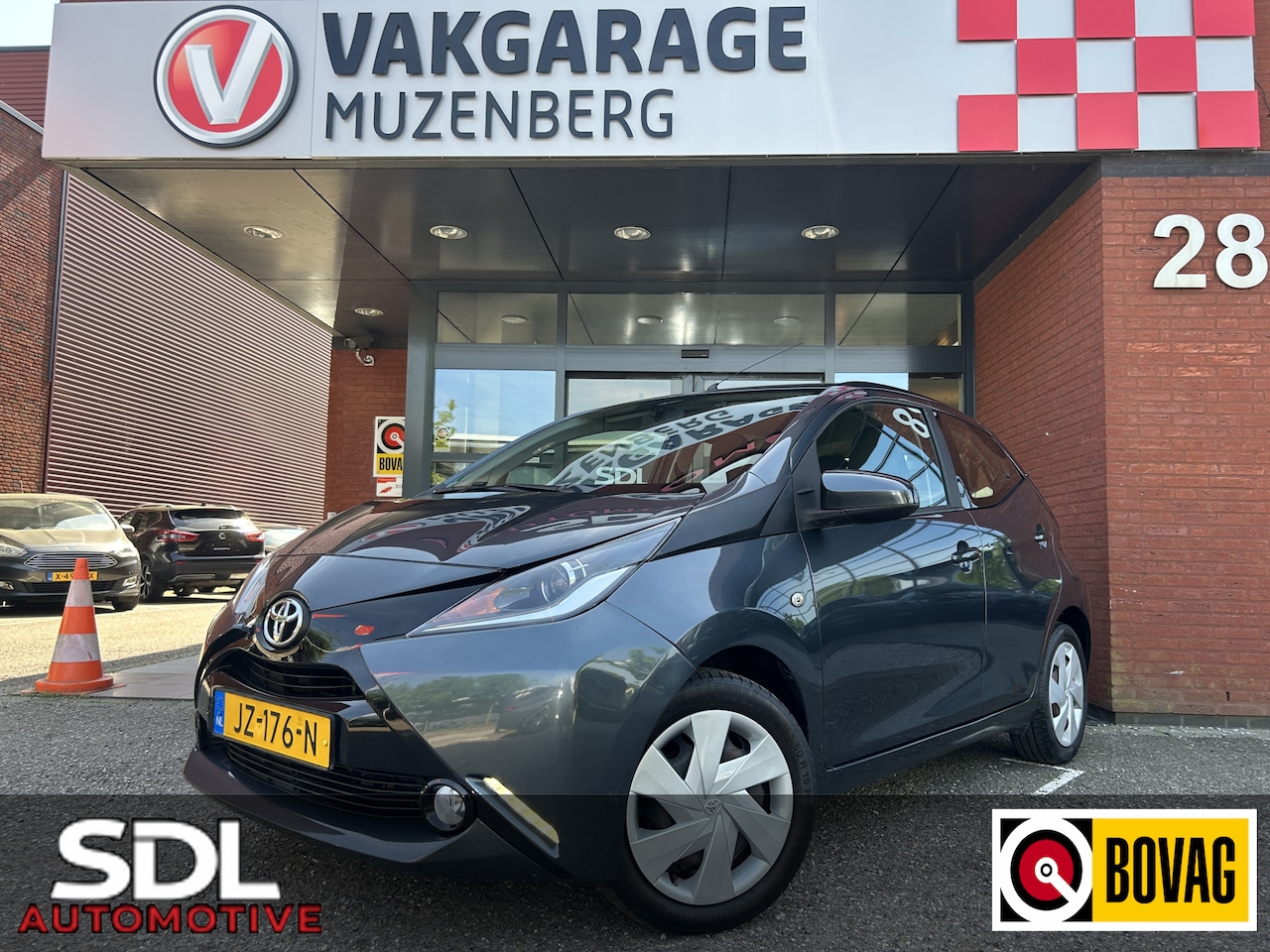 Toyota Aygo - 1.0 VVT-i x-play // NAVI // AIRCO // CAMERA // PARKEER SENSOREN // BLUETOOTH // ELK. RAMEN - AutoWereld.nl