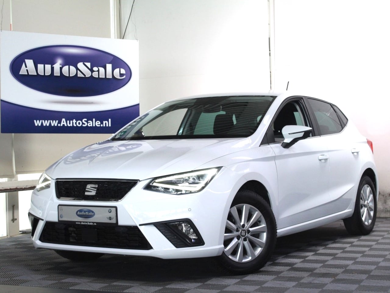 Seat Ibiza - 1.0 TSI FR 1eEIG ACC CARPLAY STOELVW KEYLS '18 - AutoWereld.nl