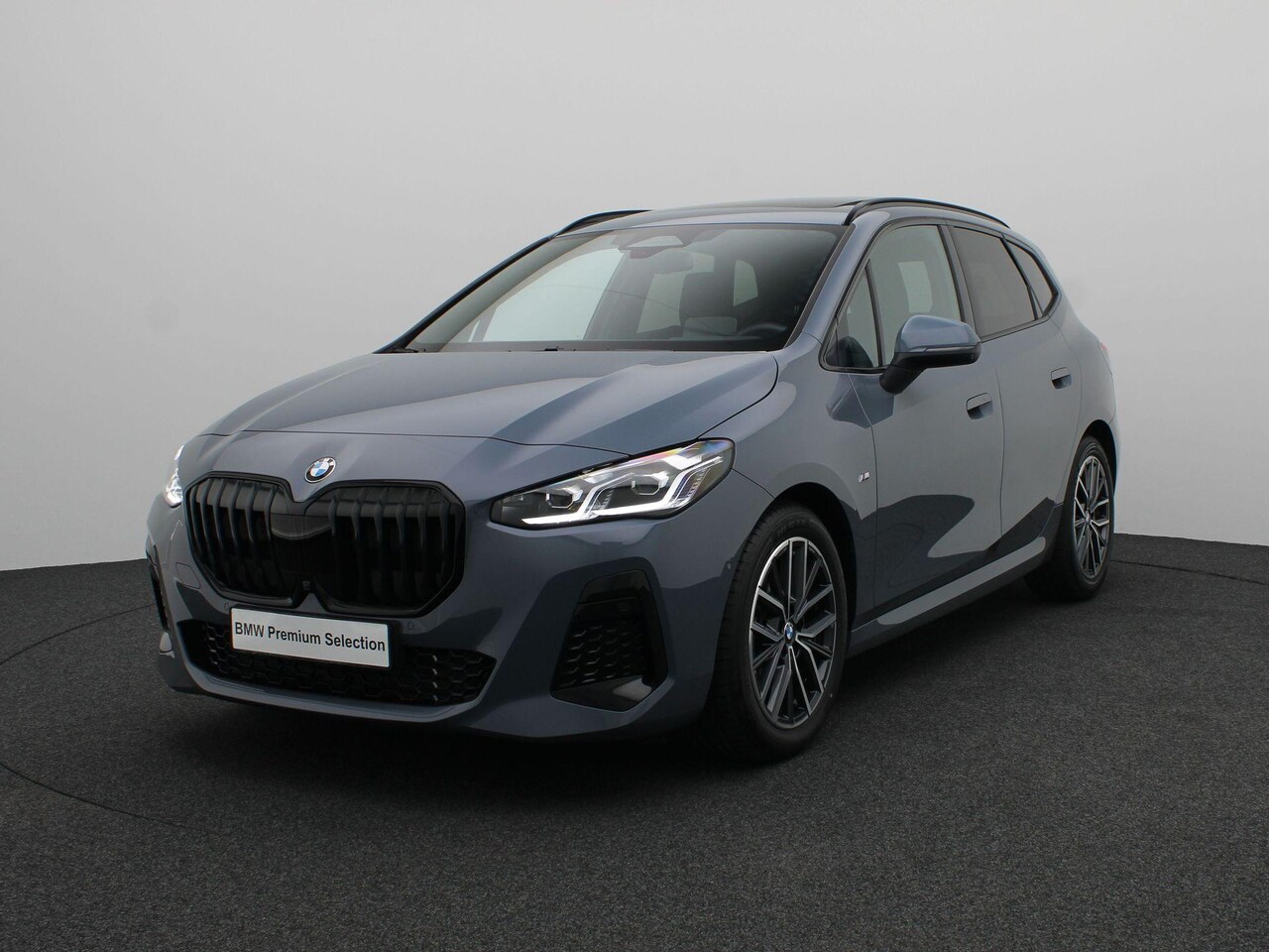BMW 2-serie Active Tourer - 220i M Sportpakket | Elek. Trekhaak | Panoramdak | 18" - AutoWereld.nl