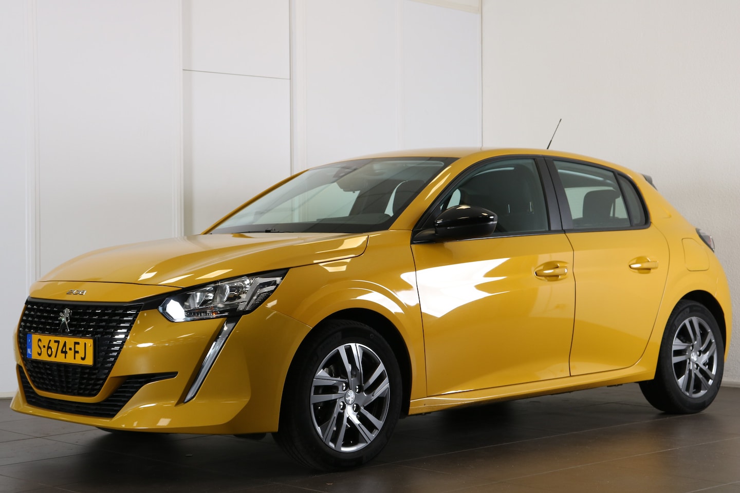Peugeot 208 - Peugeot 1.2 PureTech Active Pack 100 | Navi | Airco | Cruise control | Parkeersenoren acht - AutoWereld.nl