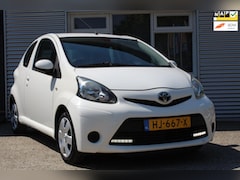 Toyota Aygo - 1.0 VVT-i Comfort Airco, led dagrijlicht, nette zuinige auto, nieuwe apk, incl. afleverbeu