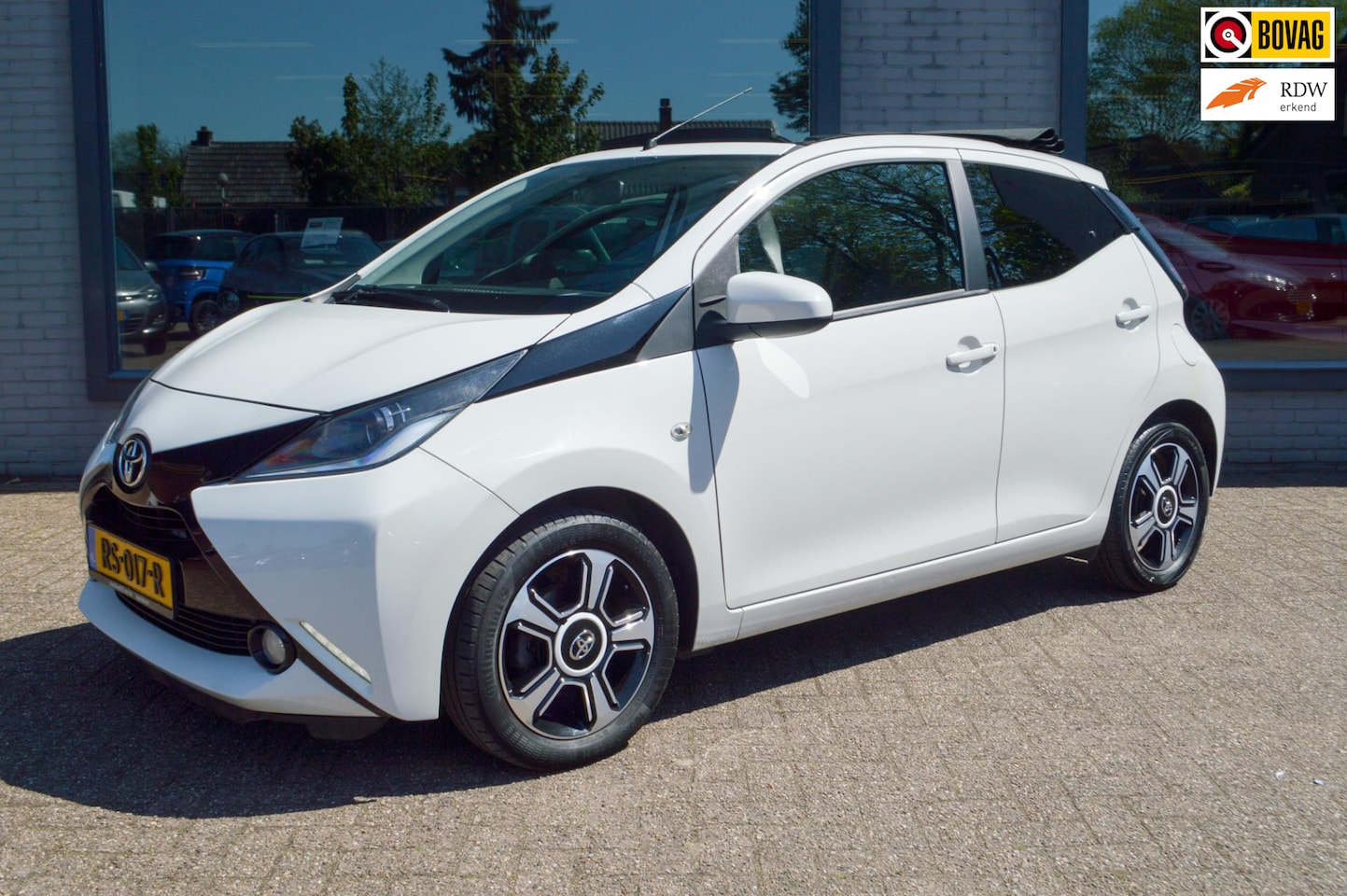 Toyota Aygo - 1.0 VVT-i x-pose | Cabriodak | Navigatie | Clima | Automaat | Camera - AutoWereld.nl