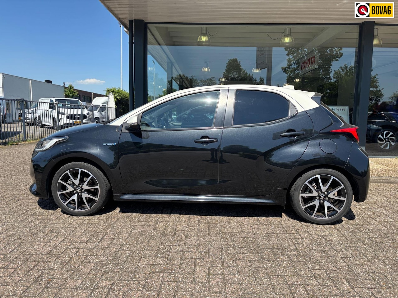 Toyota Yaris - 1.5 Hybrid Bi-tone-Half leder|Trekhaak - AutoWereld.nl