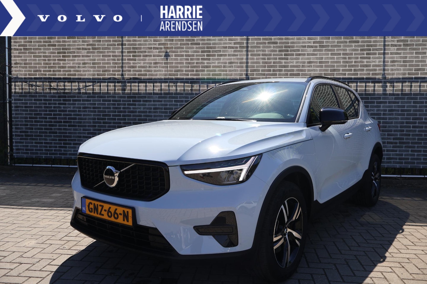 Volvo XC40 - 2.0 B4 Plus Dark | Adaptieve Cruise Control | Harman Kardon Audio | Trekhaak | Elektr. bes - AutoWereld.nl