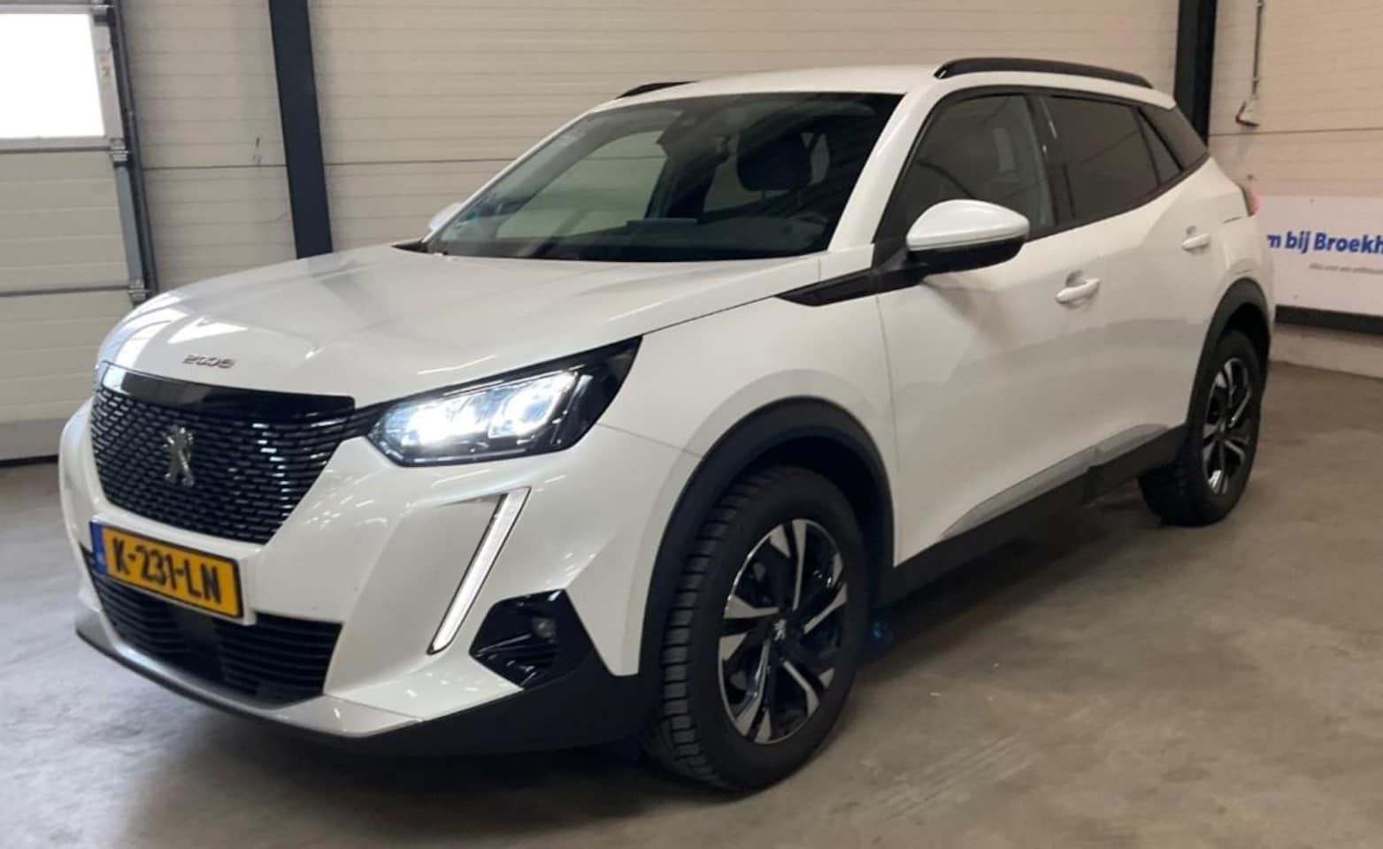 Peugeot 2008 - 1.2 PureTech Blue Lease Allure|Trekhaak 1200kg | Cruise Control | CarPlay | Navigatie | - AutoWereld.nl