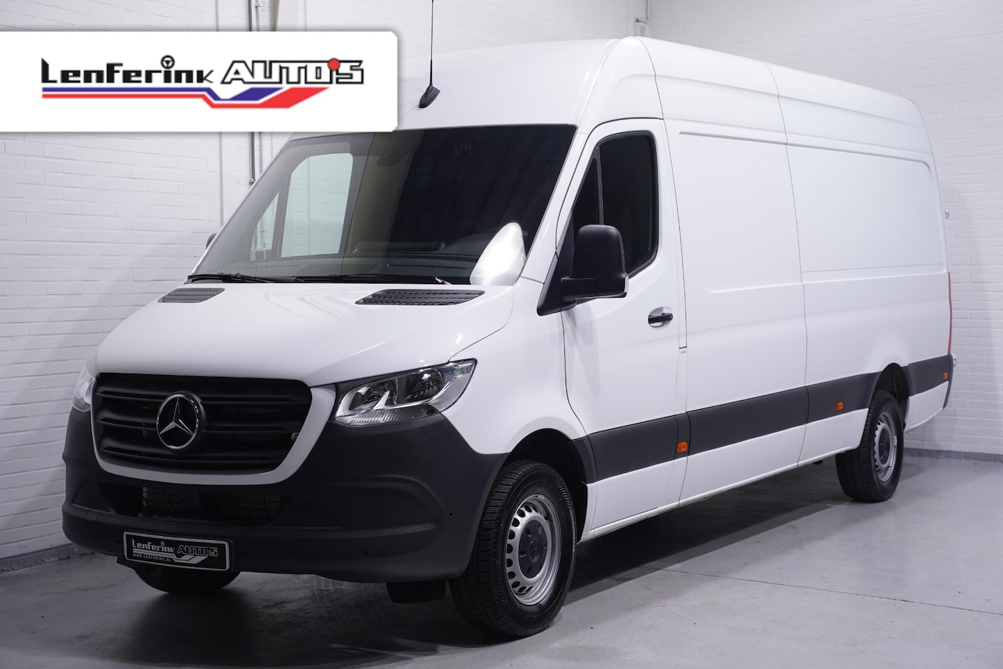 Mercedes-Benz Sprinter - 317 CDI 170 pk L3H2 Airco, Camera MBux Audio Apple Carplay, PDC V+A, Opstap achter, 3-Zits - AutoWereld.nl