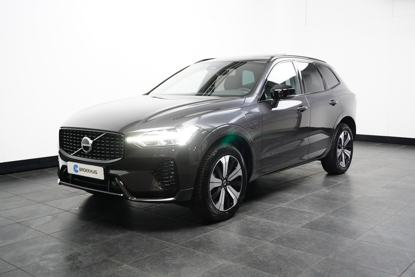 Volvo XC60 - Volvo T6 Plug-in hybrid AWD Plus Dark | Achterbank verwarmd | Alarmsysteem | Apple Carplay - AutoWereld.nl