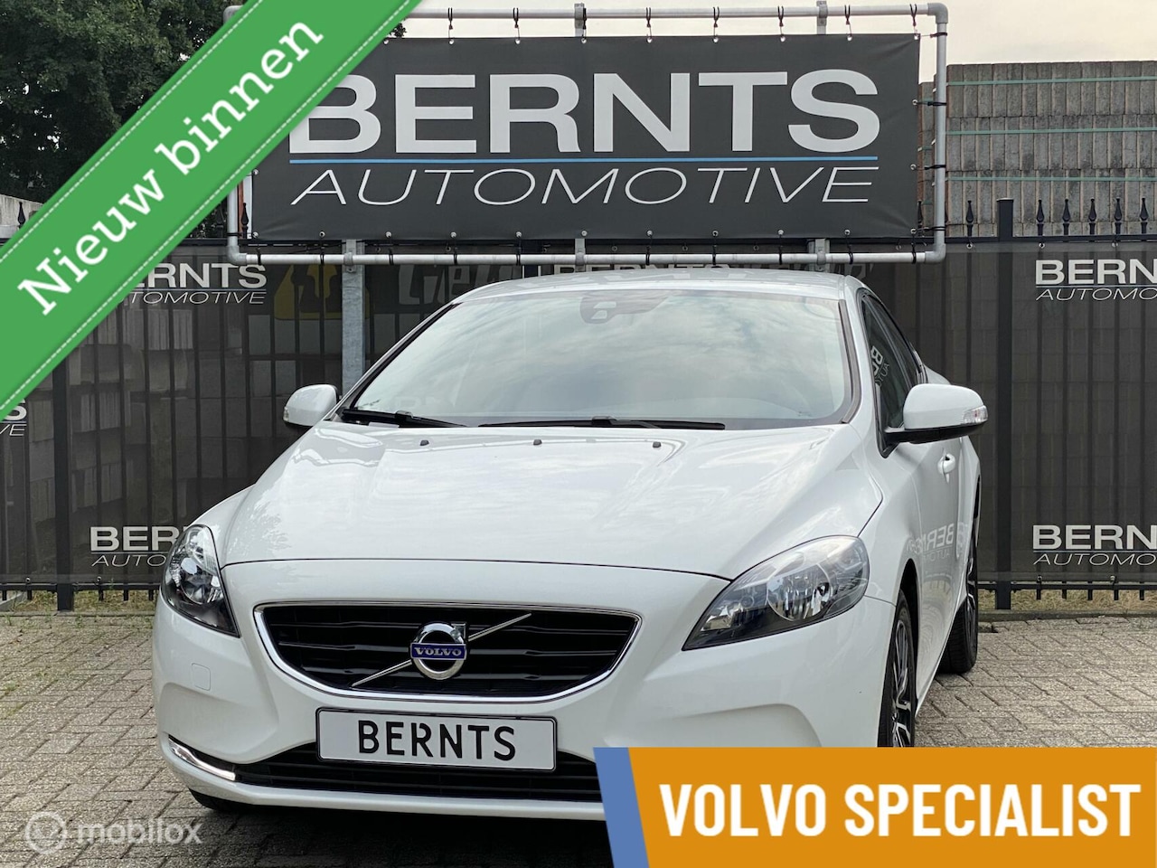 Volvo V40 - 2.0 T2|Navigatie|Parkeersensoren|Digitaal Instrumentenpaneel - AutoWereld.nl