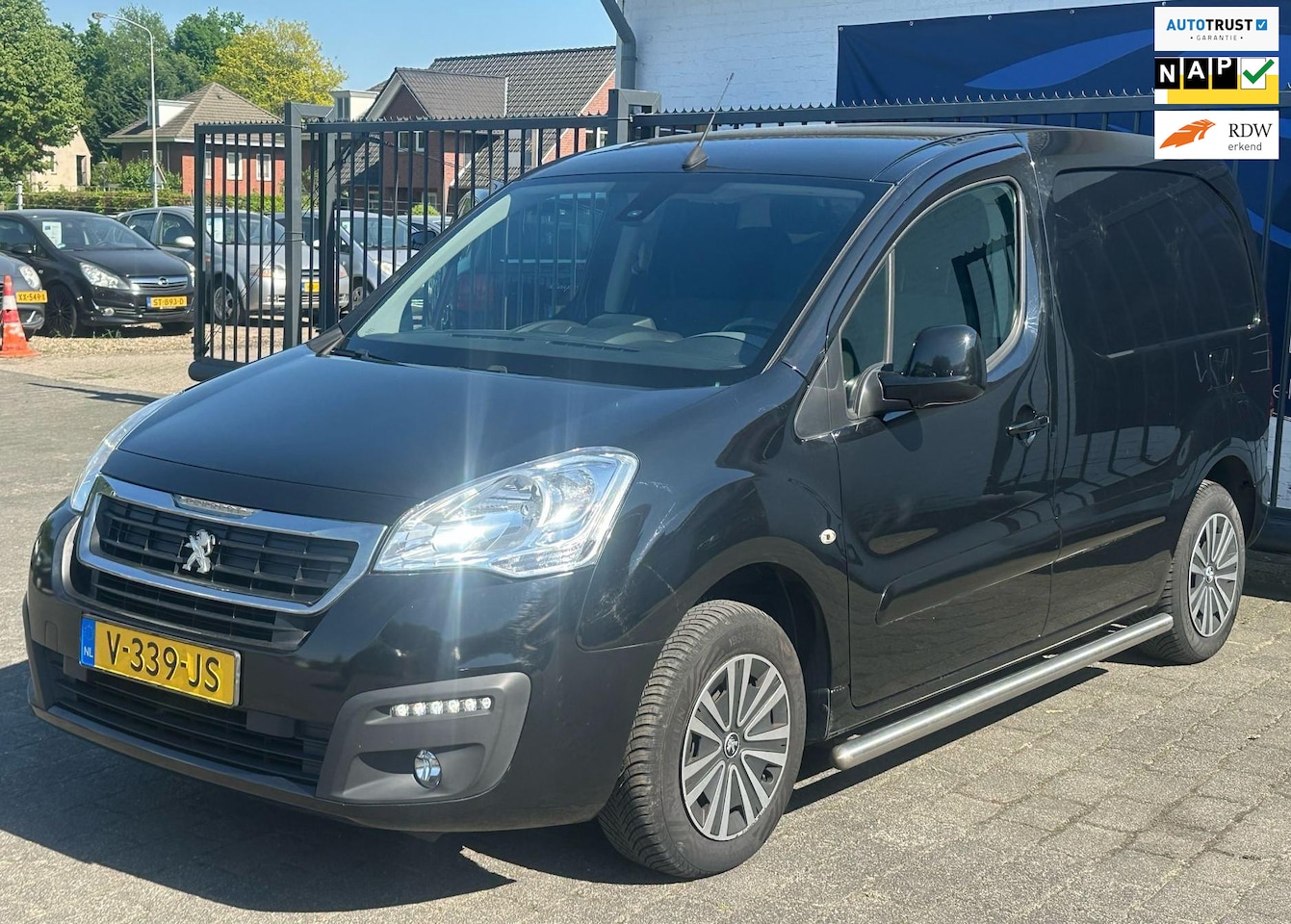Peugeot Partner - 120 1.6 BlueHDi 100 L1 Premium Pack S&S / AIRCO / NAVIGATIE / 3 ZITPLAATSEN / NAP!! - AutoWereld.nl