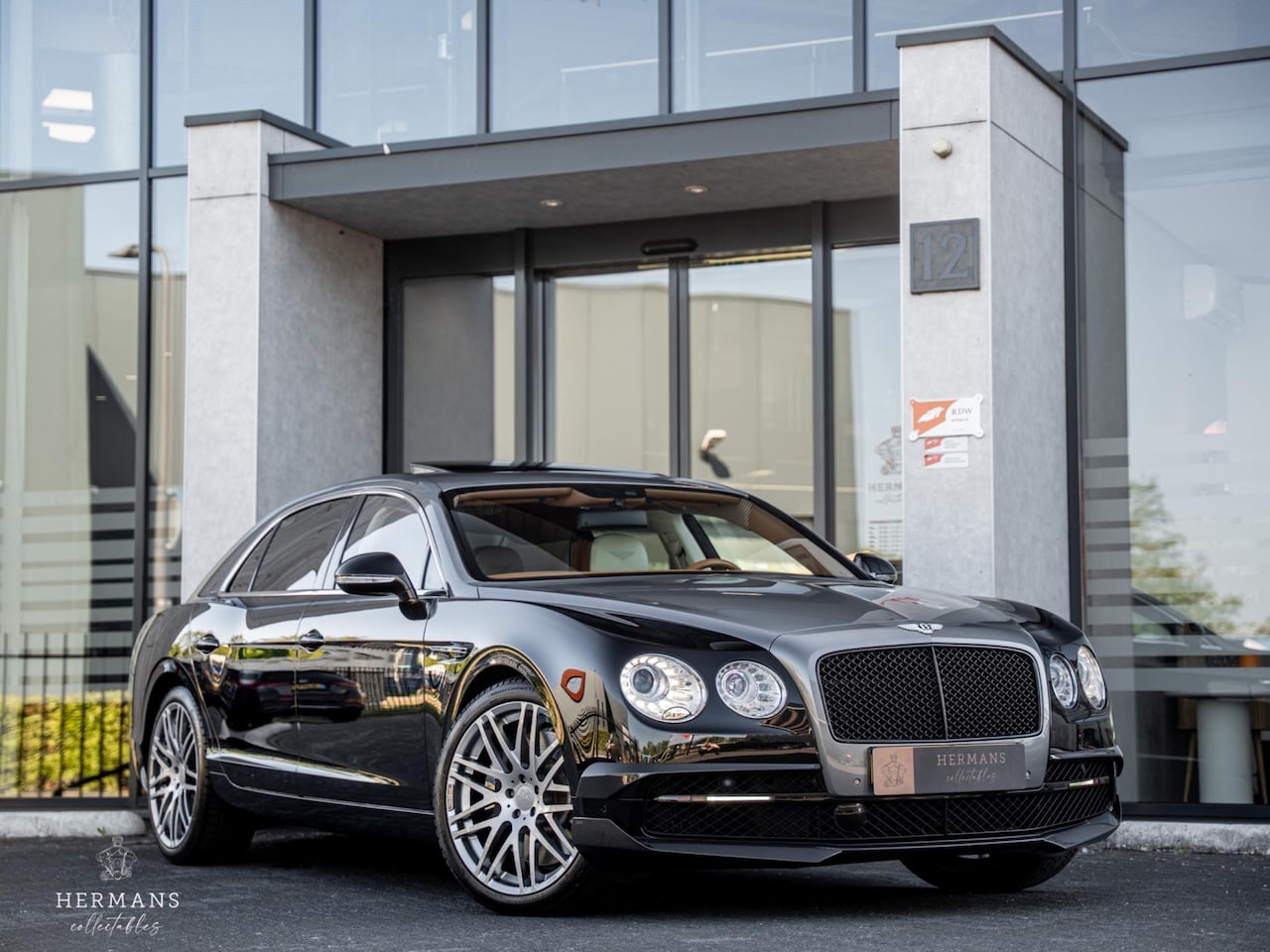Bentley Flying Spur - 6.0 W12 / STARTECH / Two-Tone / NAIM / HUD / Pano - AutoWereld.nl