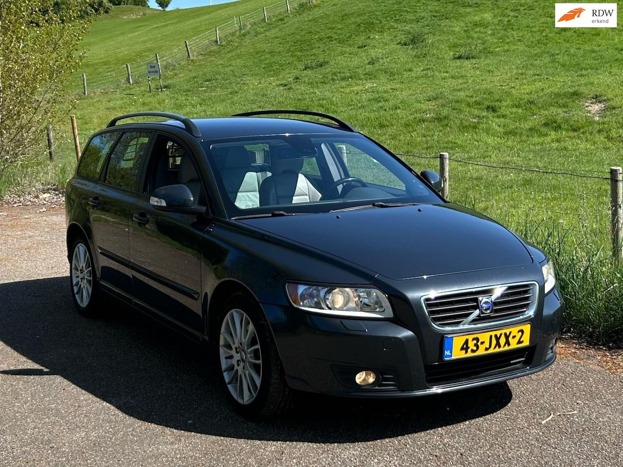 Volvo V50 - 2.4i Edition II PDC LEER YOUNGTIMER TREKHAAK BT BOMVOL - AutoWereld.nl
