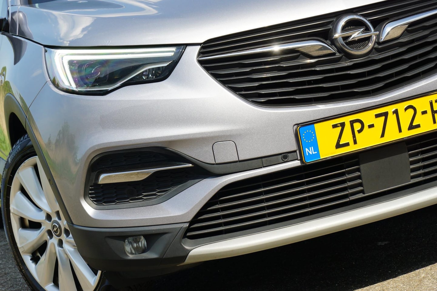 Opel Grandland X - 1.2 Turbo Business Executive - Quartz Grey - Panorama/Sidesteps/Comfort seats - AutoWereld.nl