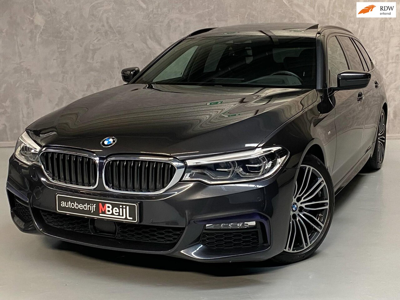 BMW 5-serie Touring - 530d /M-Pakket /Pano /Headup /Trekhaak /Dodehoek - AutoWereld.nl