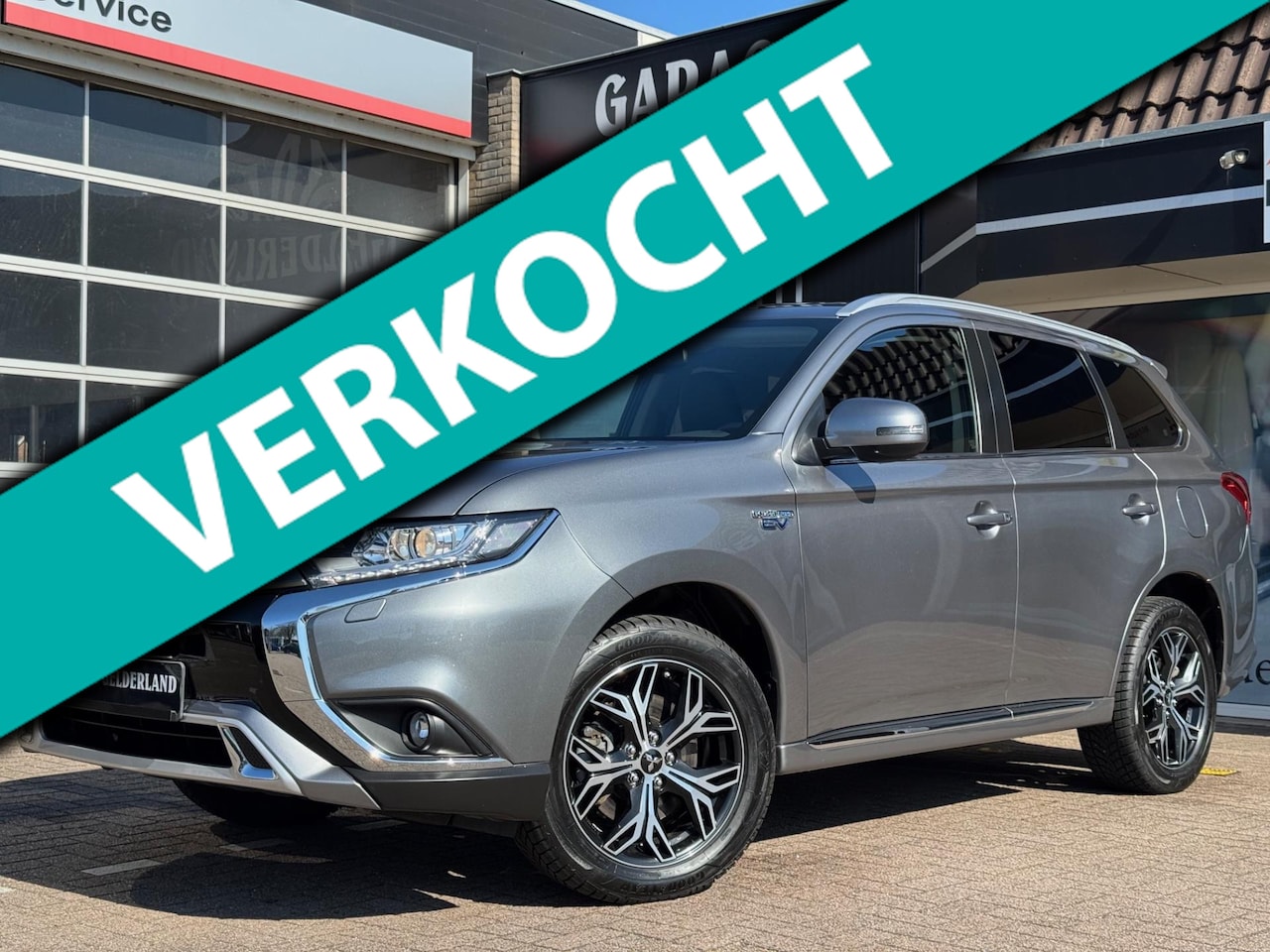 Mitsubishi Outlander - 2.4 PHEV Intense+ | Xenon | Camera | Cruise | Climate | Pdc | Isofix | Full-option's! - AutoWereld.nl