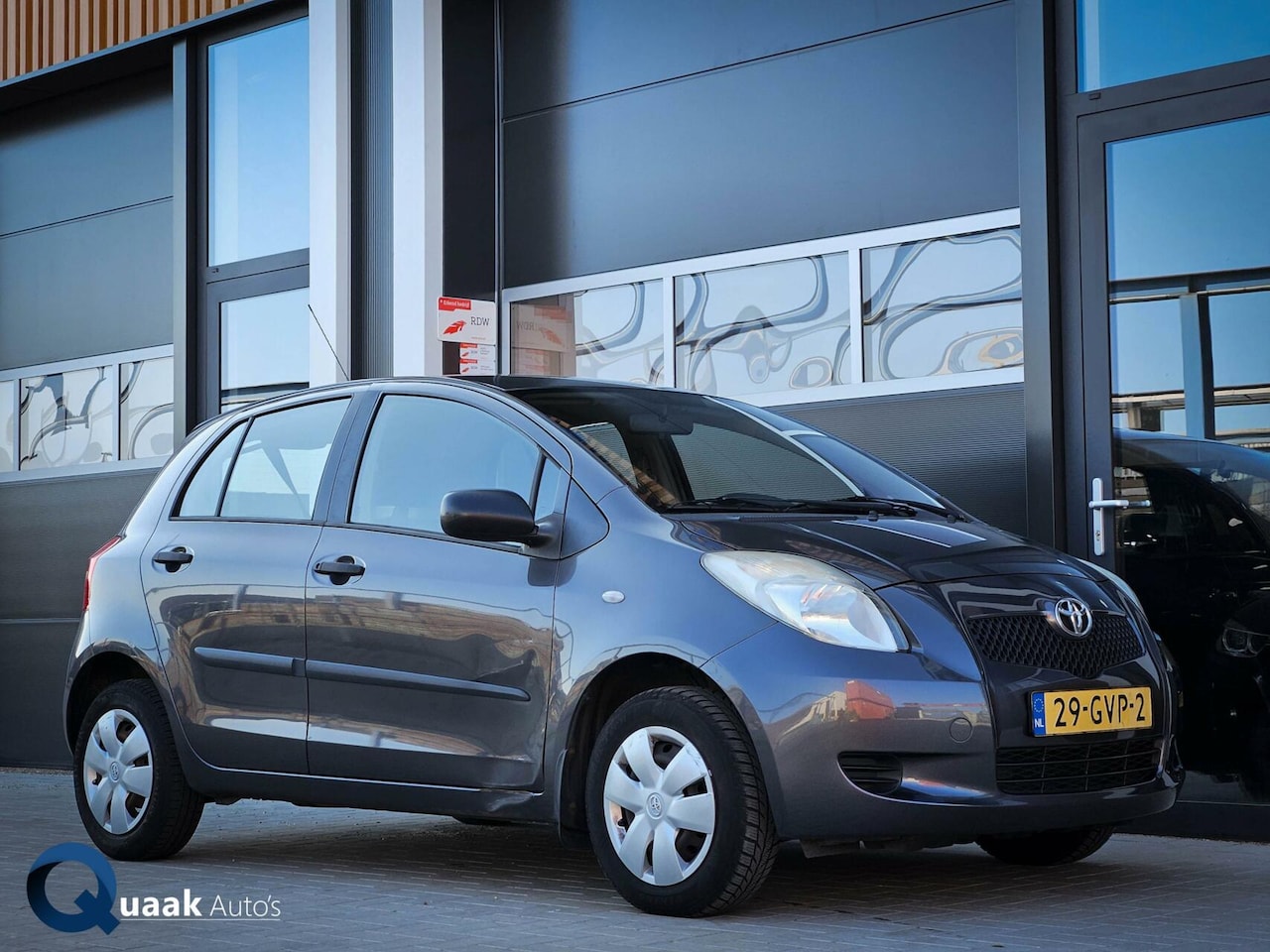 Toyota Yaris - 1.0 VVTi + | ZUINIG | BETROUWBAAR | ELEK. RAMEN | NAP - AutoWereld.nl