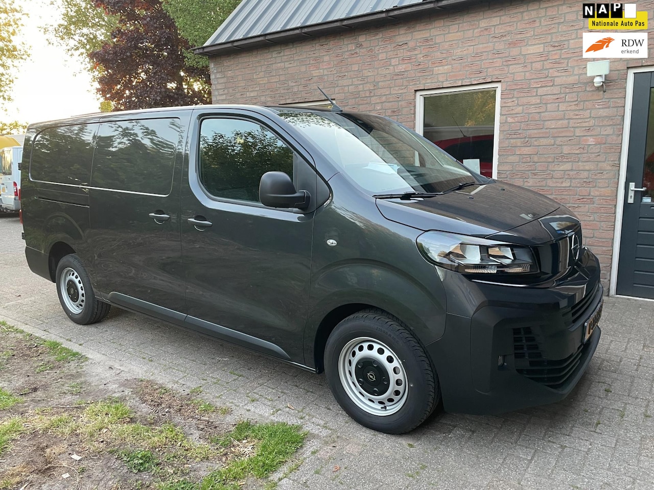 Opel Vivaro - 2.0 Diesel 144 PK 2900 KM automaat trekhaak lengte 3 - AutoWereld.nl